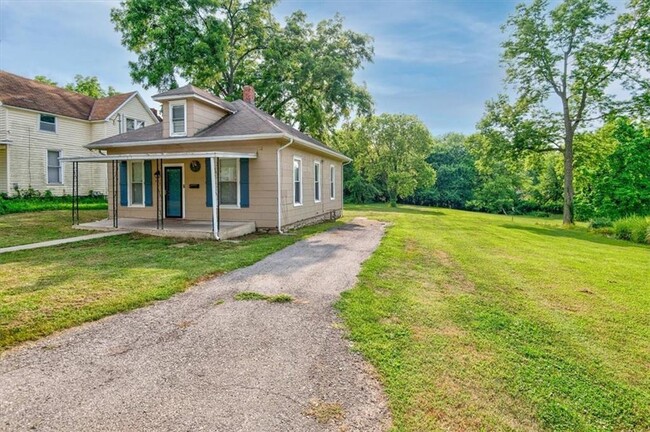 Welcome to this darling bungalow situated on an impressive nearly half-acre lot. This cozy 2+ bedroo - 820 S Cottage St House