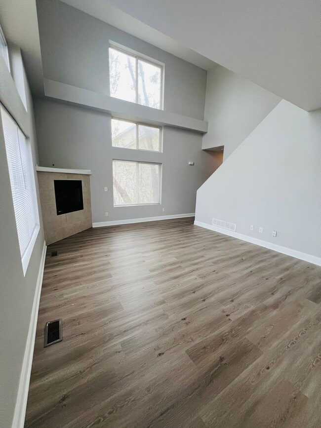 Photo - RENOVATED 4 bed 3.5 bath Duplex - Available for IMMEDIATE move in