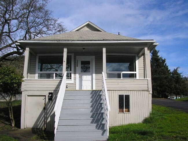 Building Photo - Cozy Historic Two Bedroom House
