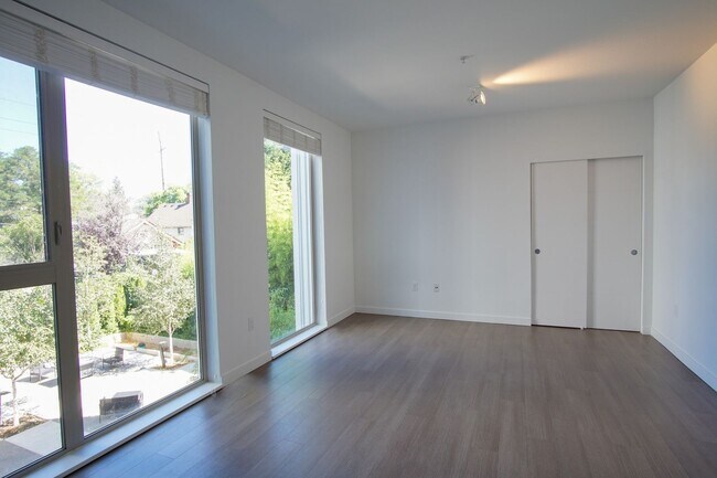 Photo - Heart of Sellwood: Fabulous Modern Studio Ready Mid-April! Unidad 210