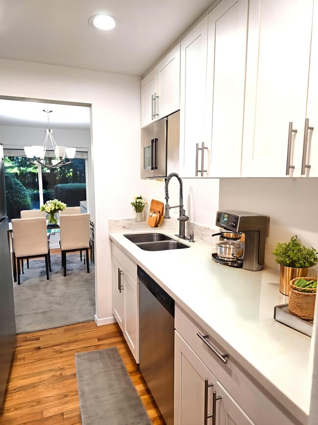 Kitchen offers plenty of space and has a pantry area - 9906 NE 124th St Unit 1111