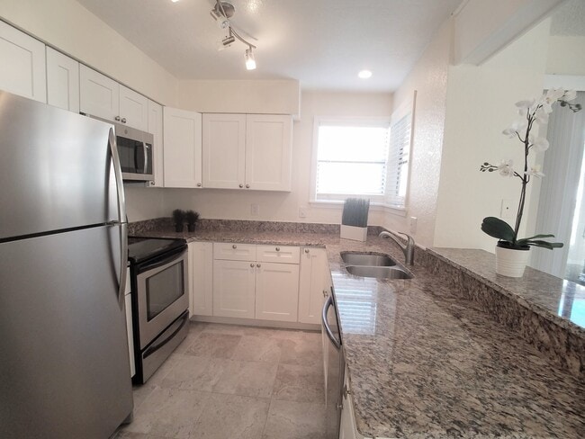 Building Photo - Beautiful Remodeled First Floor 2/2 Condo... Unit 35