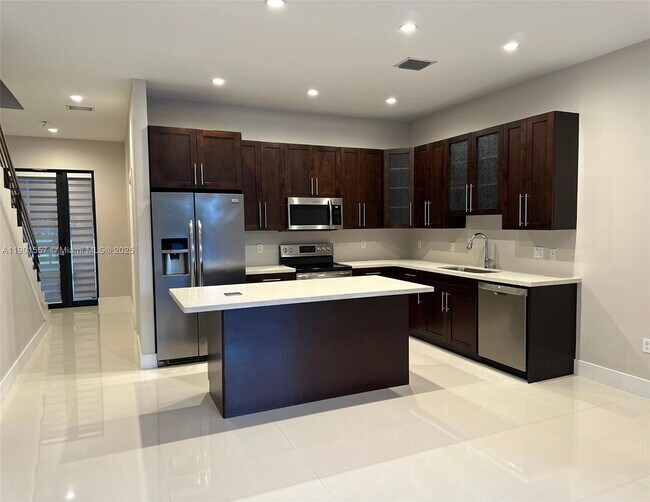 Photo - 824 SW 74th Ct