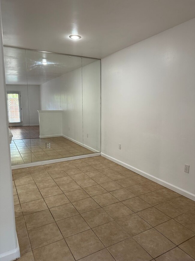 Photo - 54TH ST - Beautiful 1/1 Condo w Patio, Stainless Kitchen, Near SDSU! Unidad 117