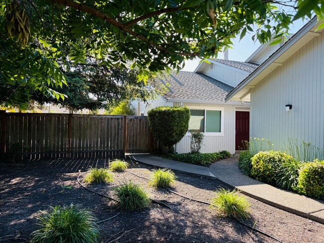 Building Photo - House like 2bed/1.5 Bath Condo with Spacious Corner Yard and 2 Car Garage