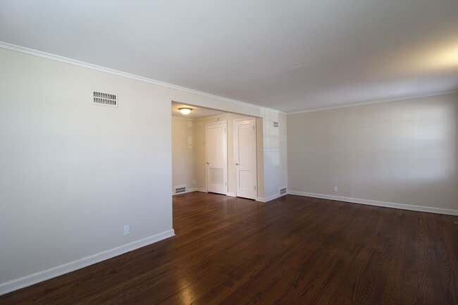 Building Photo - One Bedroom Duplex in North Kansas City Rental