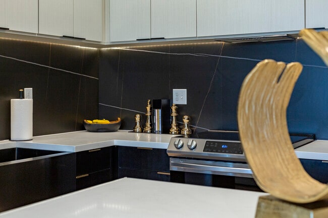 MCKENZIE 2 BR | 2 BA | 1,088SF - Kitchen