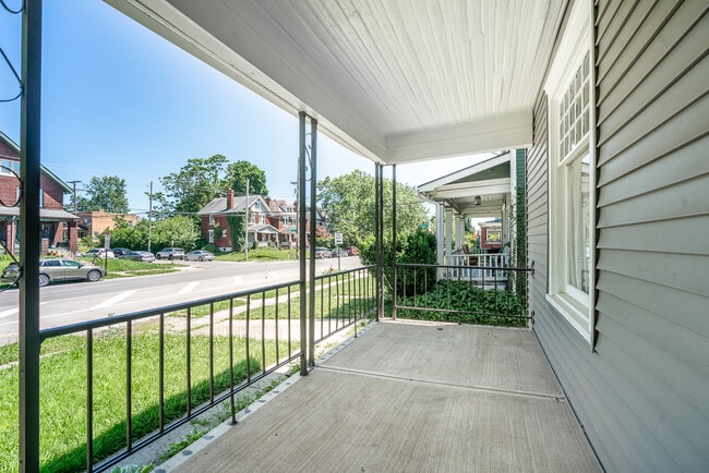 Exterior - Frente - 2435 Summit St