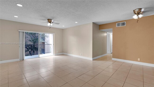 Photo - 13715 Kendale Lakes Cir Unidad A-311 Rental