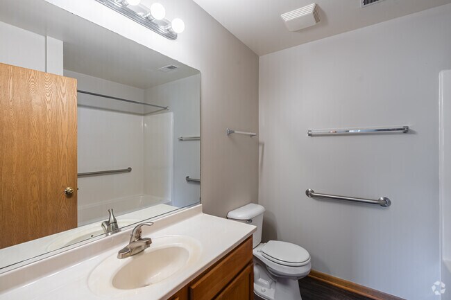 1BR, 1BA - 696SF - Bathroom