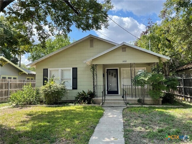 Building Photo - 588 S Castell Ave Rental
