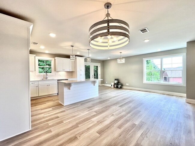 Photo - 713 Hollie Wy