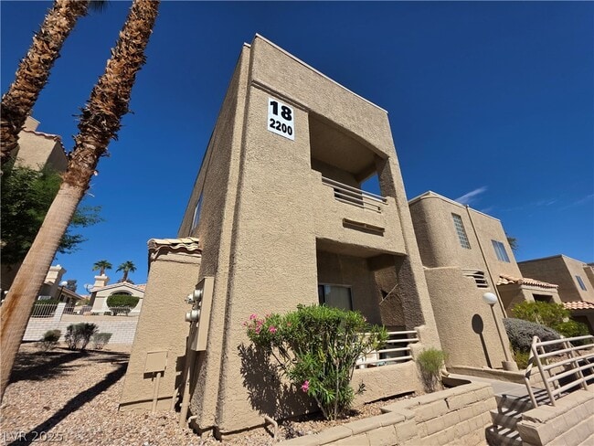 Building Photo - 2200 Highpointe Dr Unit 201