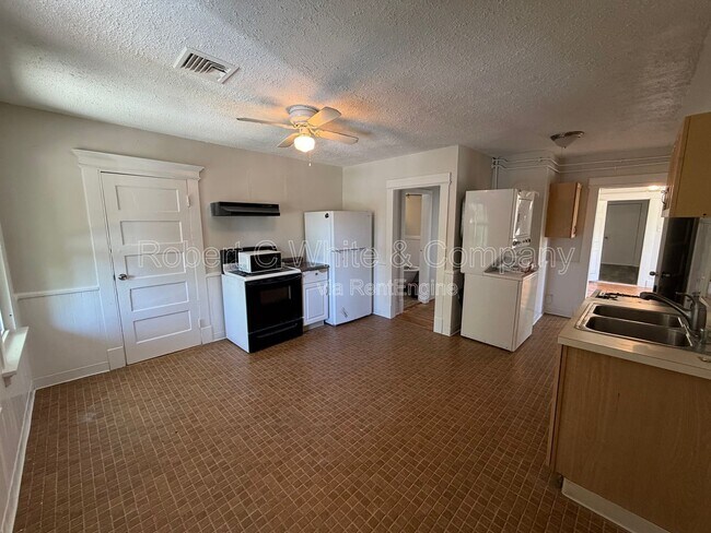 Photo - 179 Maple St Unidad 3