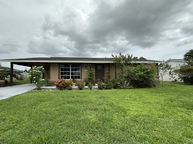 Building Photo - Charming Home in the Center of Town