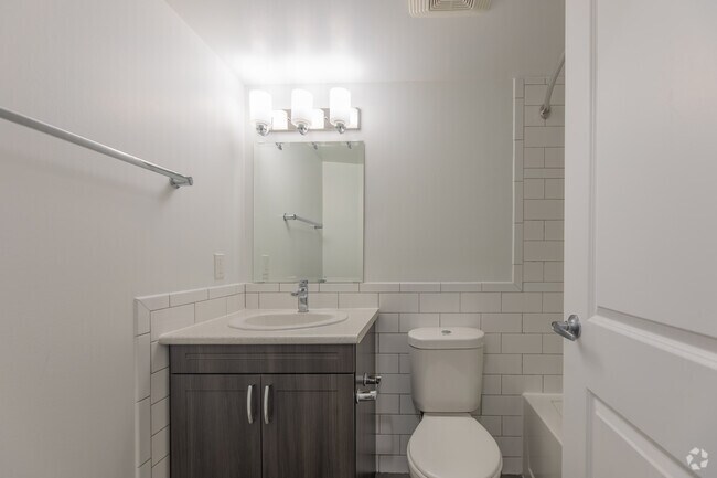 BACHELOR - 482SF - Bathroom - 50 Burnhill Road