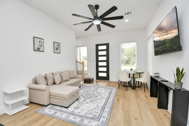 Photo - 7129 Sidney St