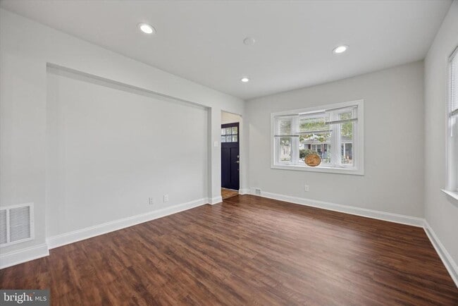 Photo - 271 Monroe St