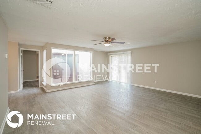 Photo - 970 Dostie Cir