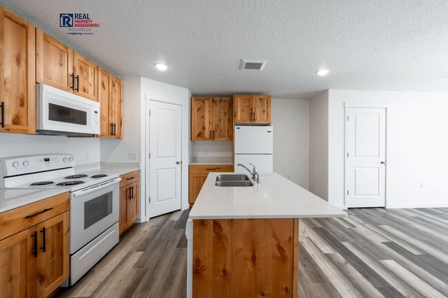 Photo - 106 E Briscoe Rd Unidad #A