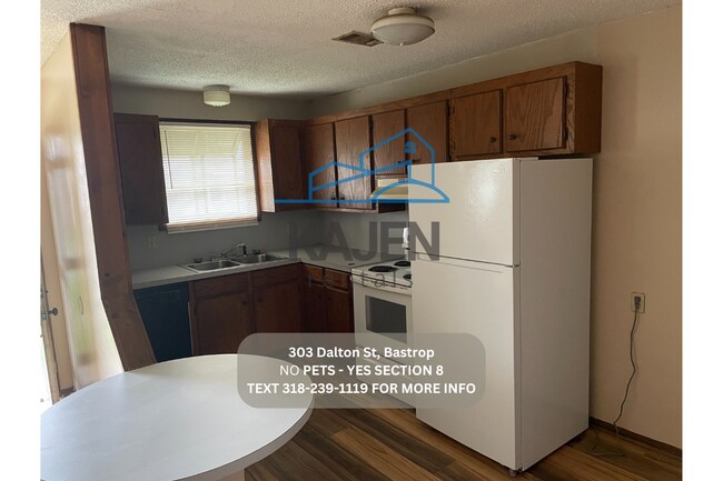 Photo - 303 Dalton St