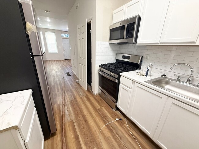 Building Photo - Stunning 2-Bed Townhome Near Temple University! Available NOW!