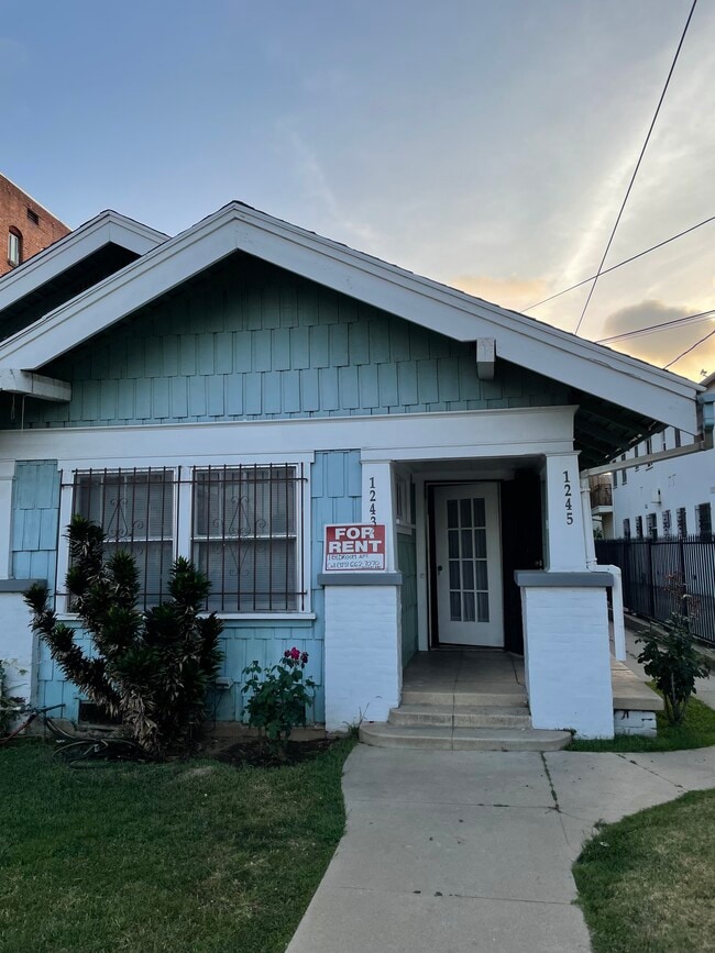 Building Photo - 1243 N Edgemont St Unit 1 Bedroom Apartment