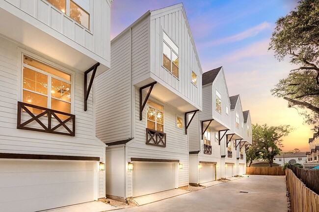 Building Photo - 904 Martin St