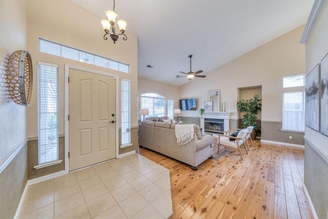 Building Photo - Gorgeous 3/2 Home in well established Clov...