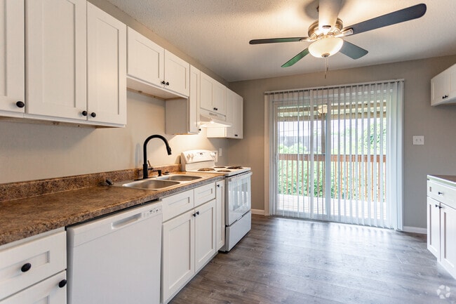 2BR, 1BA - 1,000SF - Kitchen - Williamsburg Village