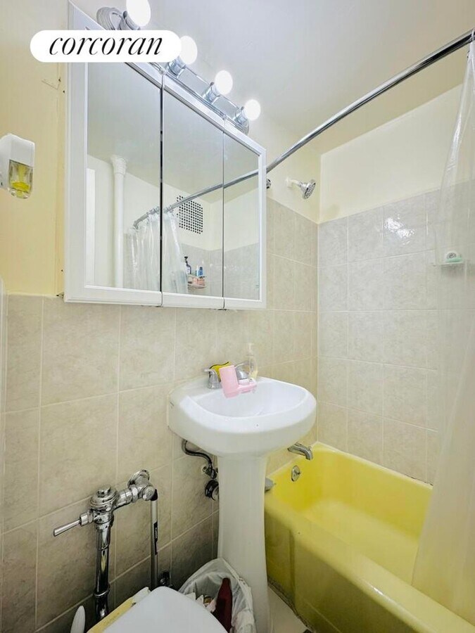 Photo - 444 W 49th St