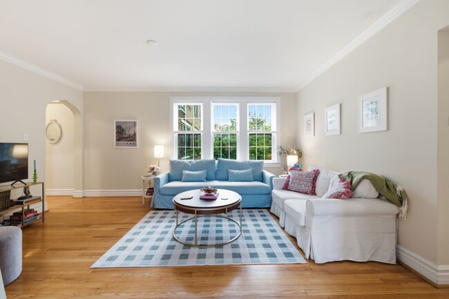 Bright Living Room with Hardwood Floors – Wydown-Skinker, St. Louis 63105 - Rosebury Rentals