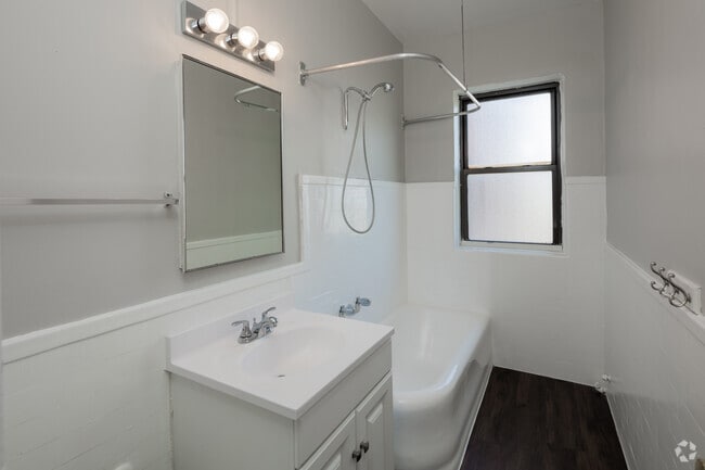1BR, 1BA - 875 SF
