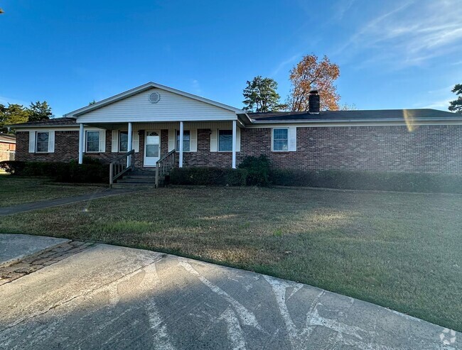 Building Photo - Introducing a charming 3-bedroom, 2-bathro... Rental