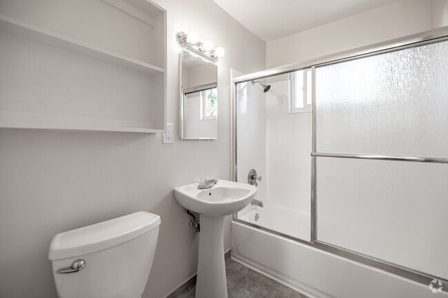 2BR, 1BA - 869SF - Bathroom