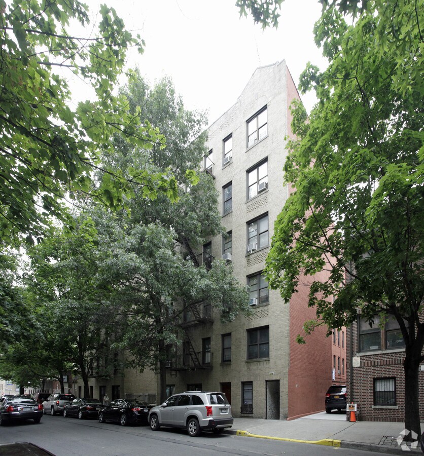 Photo - 44 E 208th St