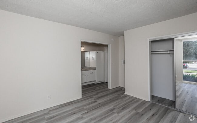 1BR, 1BA - 700 SF