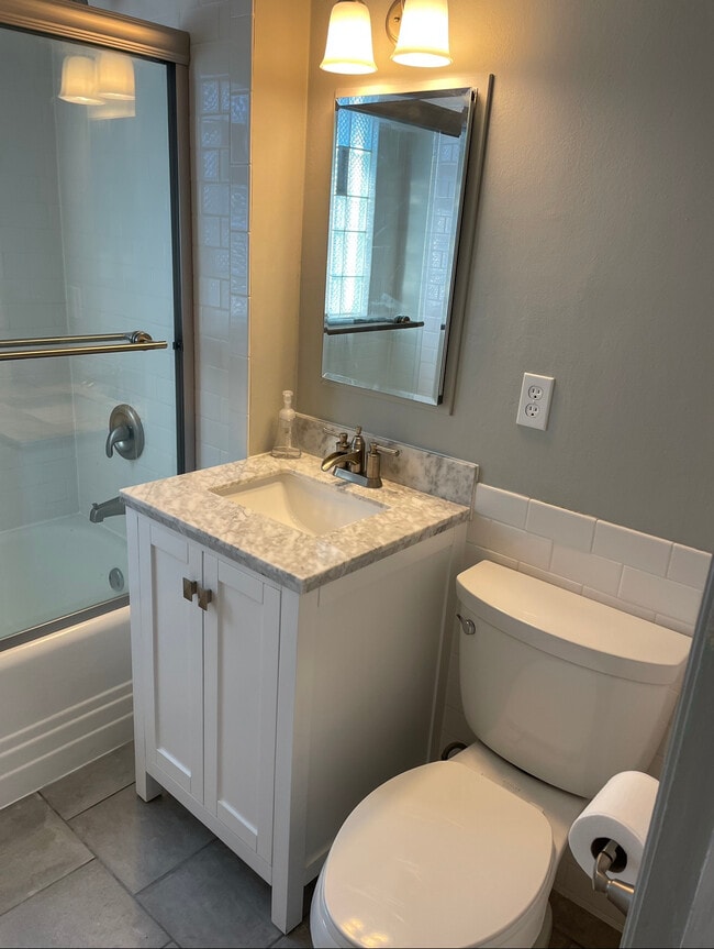 Baño - 1324 S 76th St