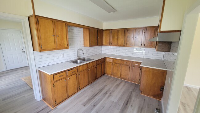 Photo - 609 W 75th St