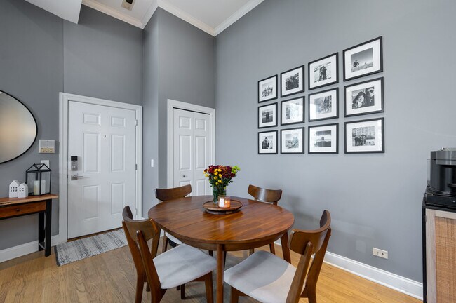 Photo - 4662 N Winthrop Ave Unit 3N