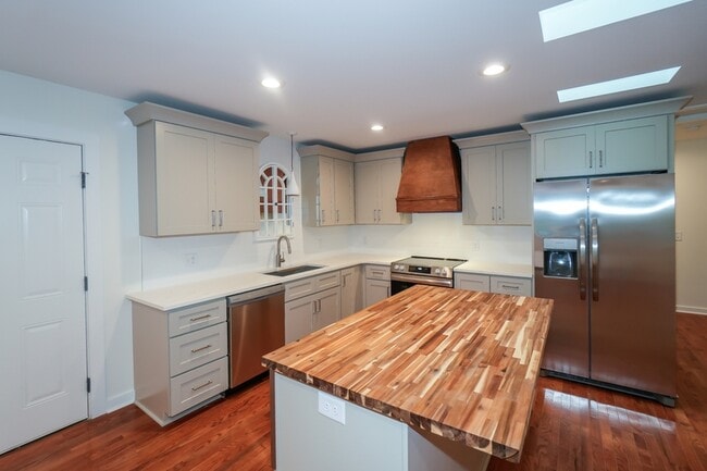 Photo - 440 S May St