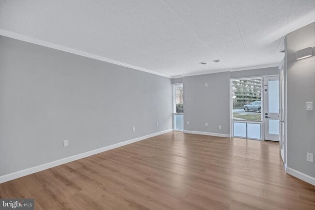 Building Photo - 2605 Fort Farnsworth Rd Unit 314