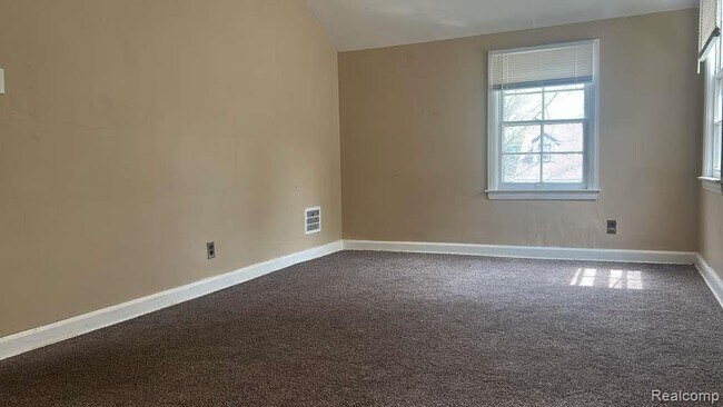 Photo - 18191 Heyden St