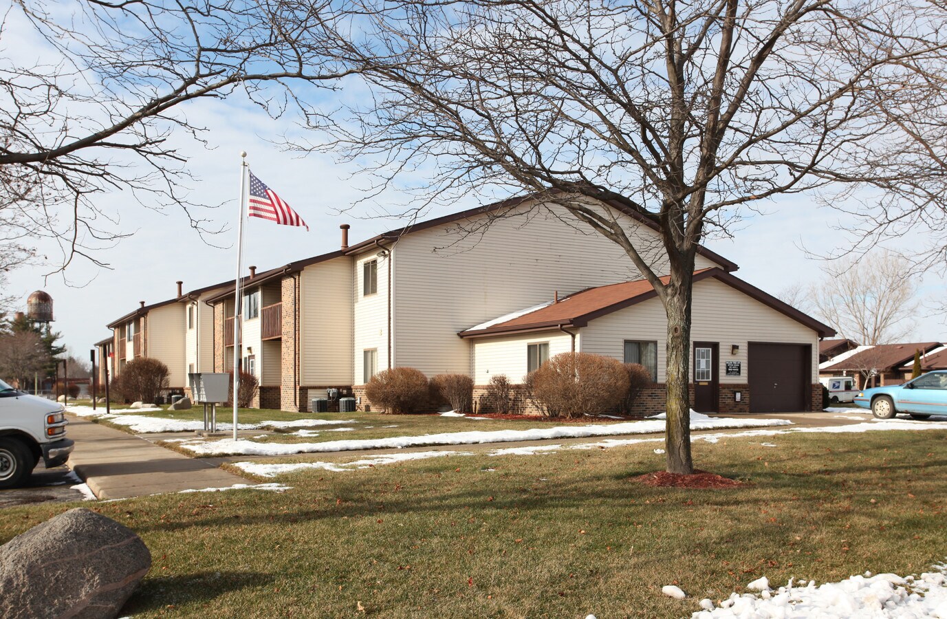 Willow Tree Apartments - Willow Tree Apartments
