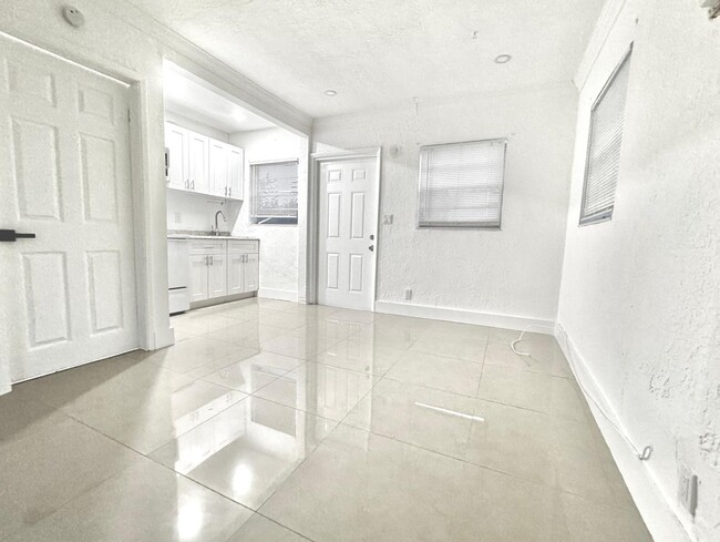 Building Photo - 612 NW 1st Ave