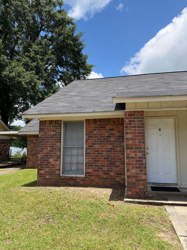 Building Photo - 2303 N Davis St