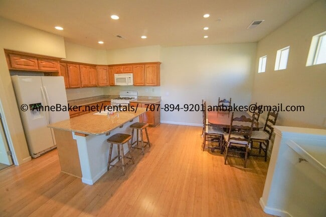 Lofty Living in Cloverdale's the Gardens a... - Lofty Living in Cloverdale's the Gardens a...