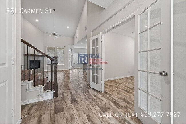 Photo - 821 Carmen St