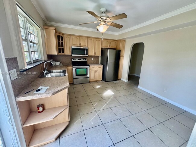 Photo - 724 Moffett St