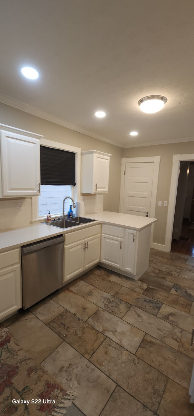 Photo - 524 Bowen St